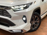【LEDヘッドライト】悪天候や夜間走行時も良好な視界を確保し安心して運転できる高輝度LEDヘッドライトを装備!点灯速度が早く、消費電力も抑えられています。