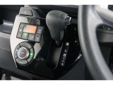 インパネシフトだから視線の移動も少なく足元もスッキリ♪運転席もゆったりしているのでゆとりを持ってドライブできますね!