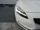【LEDヘッドライト】明るく眩しいハイビームを先行車や対向車に照射しないオートハイビームを備えたLEDヘッドライト。北欧神話に登場するトールハンマーをモチーフにした、一目でボルボとわかるデザイン。