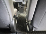 運転席と助手席の間にウォークスルーがあり、後席への移動が可能です◎雨の日に後席へ移動したい際など便利です☆