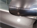 【BMWミラー】視認性の高いスタイリッシュなミラー。自動防眩機能も付いており夜間のドライビングをサポートします。