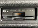 【ETC】有料道路を利用する際に料金所で停止することなく通過できる、ETC車載器(ノンストップ自動料金収受システム機器)が装備されています。セットアップを行うことで利用可能になります。