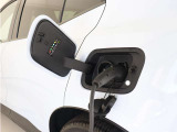 コンセントタイプ(3kW)やウォールボックスタイプ(6kW)の充電器を用いて、ご自宅で簡単充電。一般的な家庭用の200V交流充電ケーブルで1時間あたり7〜14kmを走行できる電力を充電できます。