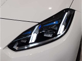 【LEDヘッドライト】先進のLEDテクノロジーを採用。放射される白色光の周波特性は太陽光に近く、バイキセノン・ヘッドライトを上回るコントラストで更に明るく輝きます!