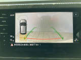 ギアをリバースに入れると車両後方の映像を映し出します。画面にはガイドラインが表示され、車庫入れや縦列駐車などの際に安全確認をサポートします。