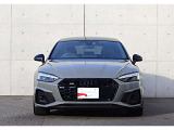 ●一目でAudiとわかる特徴的なシングルフレームグリル・LEDランプ。精悍なフロントマスクからAudiのスマートで上品なブランドを連想させてくれます。女性にも大変ご好評頂いております。