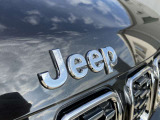 「どこにでも行ける。何でもできる。」Jeepに息づく自由の精神はその素晴らしい性能で、Jeepだから辿り着ける未知なる世界へ誘い心と身体を開放します。