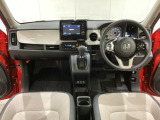 車内は光触媒抗菌消臭施工済です。インパネ周りはスタイリッシュなデザインで機能や装備も充実しています。グローブボックスやカップホルダーのほかにトレーなどたくさんの収納スペースが付いています。