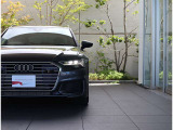 ●今やオールLEDヘッドライトはAudiを象徴する装備でございます。シングルフレームグリルとの組み合わせでフロントマスクが、より一層際立ち周囲からも視線を浴びます。