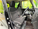 運転席まわりには十分なスペースがあり、大柄な方でもゆったり運転していただける環境です。