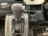 CVT車のセレクトレバーです。低速から高速まで、変速ショックのないスムーズな走りを実現するとともに、エンジン効率のよい領域を維持することで燃費にも貢献します。