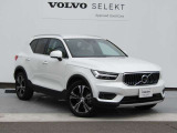 ボルボXC40は、北欧の感性が磨き上げた、都市を駆け巡るコンパクトSUVです。フロントグリルからテールライトにいたるまで、そのすべてのアピアランスは紛れもないボルボのアイデンティティを物語っています。