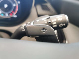 【パドルシフト】スポーツカーにある装備でステアリングから手を放すことなくシフトチェンジが可能な人気快適機能になります。