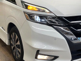 【LEDヘッドライト】悪天候や夜間走行時も良好な視界を確保し安心して運転できる高輝度LEDヘッドライトを装備!点灯速度が早く、消費電力も抑えられています。