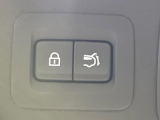 【パワーバックドア】スマートキーや運転席のボタンを押すだけでリアゲートが自動で開閉します!荷物を持っている時や、高い位置にあるバックドアを閉める際に便利な機能です♪