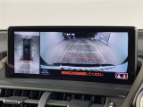 【パノラミックビューモニター】クルマを真上から見下ろした視点で駐車をサポートします!クルマの斜め後ろや真横など、いち早く障害物に気が付くことができます。