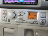 【オートエアコン】一度お好みの温度に設定すれば、車内の温度を検知し風量や温度を自動で調整。暑い…寒い…と何度もスイッチ操作をする必要はありません。快適な車内空間には必須の機能ですね♪