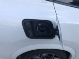 LEDヘッドライト。先進のLEDテクノロジーを採用。照射される白色光の周波特性は太陽に近く、バイキセノンヘッドライトを上回るコントラストでさらに明るく輝きます。悪天候の日でも優れた視認性を発揮します。
