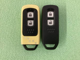 スマートキーを装備しています。鍵を差し込むことなくドアロックの開け閉めと、スタートボタン操作でのエンジンスタートができます。スペアキーも同じものを用意しております。