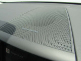 世界のオーディオファン垂涎の、harman/kardonプレミアムサウンドシステムを搭載。原音に近い音場空間を忠実に再現。乗る人すべてに最良の音響体験を提供します。