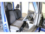 フロントシートはベンチシートタイプ♪ センターには格納式アームレストも付いています!!室内空間は広々で移動も楽々です♪狭い駐車空間など助手席ドアから出たい時にも大変便利ですよ♪