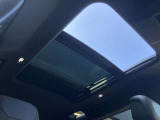 【スライディングルーフ】チルト・オープン可能なパノラミックルーフを装備。開放感あふれる車内となり人気のオプションになっております。