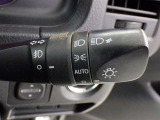 【オートライト】車外の明るさに応じて、自動的にライトの点灯・消灯をしてくれます。