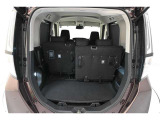 ◆リヤシートスライドで、乗車人数や荷物の大きさに合わせた幅広い使い方ができます。 後席シートバックのレバーで、荷室側からも簡単にスライド操作が可能です。※助手席側を前方にスライドした状態です。