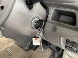 エンジン始動方法はメカキーをイグニッションスイッチに挿して回すタイプになります。