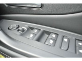 運転席ドアの内側に、全窓開閉スイッチとドアミラースイッチがございます。