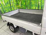 積み下ろしのしやすいデッキにはたっぷりと荷物を積み込んでいただけます。遊びから仕事まで、様々なシーンで頼れます♪