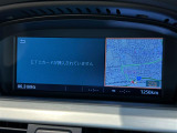 マットブラックにホワイトのLIBERALAのロゴの建物と看板が目印です。