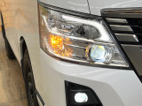 【LEDヘッドライト】悪天候や夜間走行時も良好な視界を確保し安心して運転できる高輝度LEDヘッドライトを装備!点灯速度が早く、消費電力も抑えられています。