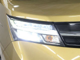 消費電力の少ないLEDヘッドランプを採用。豊かな光質と、自然光に近い光質で、夜間のドライブの安全をサポートします。