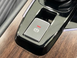 【電動パーキングブレーキ】パーキングブレーキは便利な電動式!ボタン一つで操作でき、アクセルを踏めば自動で解除されます♪レバーやペダルが無いので運転席廻りもすっきりしますね♪