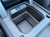 【急速クーラーボックス 】 センターコンソール内に内蔵されます。ドリンクを常に冷たく保つことができます。
