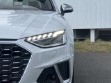 マトリクスLEDヘッドライト装備 複数のセンサーとカメラによって他車や歩行者を検出。ドライバーや歩行者の視界を妨げることが無いように、約1億通りの自動配光が可能です。