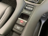 セレクターノブの下に、3つの異なる加速感を楽しめるドライブモードスイッチがついています。一般道、雪道、エコ走行など、シーンに合わせて最適な加速感を楽しめるドライブモードスイッチです。
