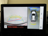 パノラミックビューモニターを装備。車を真上から見るように周囲を確認できます。機能の詳細は販売店スタッフまでお尋ねください。