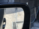【ブラインドスポットアシスト】死角に車がきてもドアミラーの一部が光ってお知らせ!危険を感じるとハンドルが抵抗いたします。