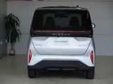 バックドアを横断するロングタイプのLEDリヤコンビネーションランプを軽初搭載。荷室を犠牲にしないランプが、バックドア全体を美しく光らせます。