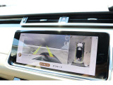 アラウンドビューカメラは、車両とその付近の情報をモニターに映し出します。また障害物センサーもあり、安全な駐車をサポートします。