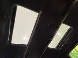 【左右独立ムーンルーフ】2列目左右席にそれぞれ配置されたガラスルーフ!日差しに合わせて片側だけシェードを閉めることも可能です!