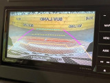 【バックカメラ】駐車時に後方がリアルタイム映像で確認できます。大型商業施設や立体駐車場での駐車時や、夜間のバック時に大活躍!運転スキルに関わらず、今や必須となった装備のひとつです!