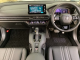 車内は光触媒抗菌消臭施工済です。スタイリッシュなデザインでスポーティなインパネ周りを演出します。グローブボックスやカップホルダーのほかにトレーなどたくさんの収納スペースが付いています。