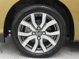 純正アルミホイールは精度が高く、走行の安定性が優れています。タイヤサイズ175/55R15