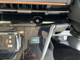 インテリジェントキーのプッシュスタートスイッチです。起動はブレーキペダルを踏みながらこのスイッチを押すだけです。