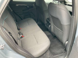 各列のシートを前列より高くしたスタジアム シートの採用により、全乗員が前方の道路をよく見渡すことができます。