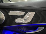 パワーシートの操作は、スイッチがシートの形状をしておりますので、ダイレクトに調節が可能でございます。