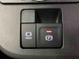 【電動パーキングブレーキ+オートブレーキホールド機能】 指先だけで簡単に操作が可能なパーキングブレーキ、スイッチを押すとブレーキペダルから足を離してもブレーキを保持できるオートブレーキホールド搭載